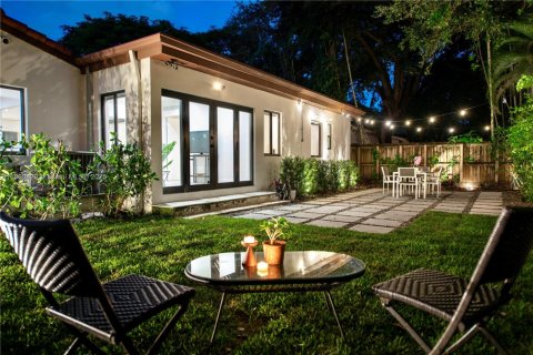 House in El Portal, Florida 3 bedrooms, 130.9 sq.m. № 1951576 - photo 1