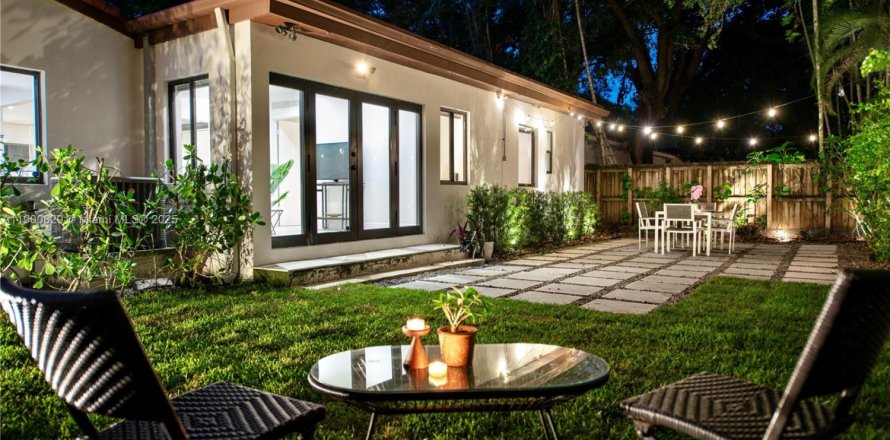 House in El Portal, Florida 3 bedrooms, 130.9 sq.m. № 1951576