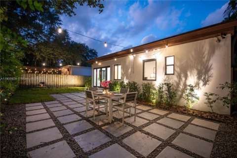 House in El Portal, Florida 3 bedrooms, 130.9 sq.m. № 1951576 - photo 24