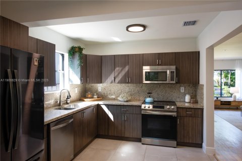 House in El Portal, Florida 3 bedrooms, 130.9 sq.m. № 1951576 - photo 14