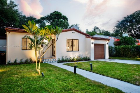 House in El Portal, Florida 3 bedrooms, 130.9 sq.m. № 1951576 - photo 20