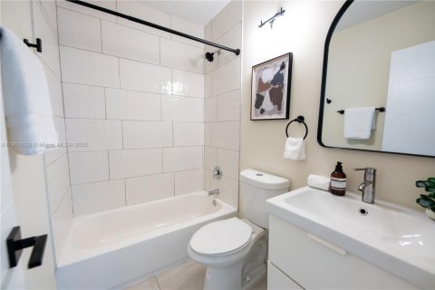 House in El Portal, Florida 3 bedrooms, 130.9 sq.m. № 1951576 - photo 23