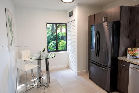 House in El Portal, Florida 3 bedrooms, 130.9 sq.m. № 1951576 - photo 15