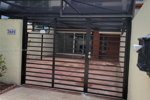 Touwnhouse à louer à Miami, Floride: 3 chambres, 167.22 m2 № 1990042 - photo 16