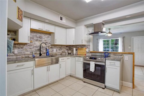 House in New Port Richey, Florida 4 bedrooms, 118.17 sq.m. № 1368241 - photo 13