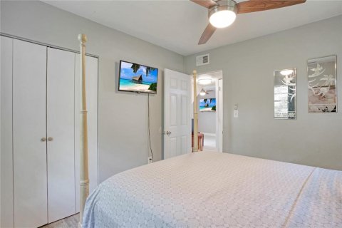 House in New Port Richey, Florida 4 bedrooms, 118.17 sq.m. № 1368241 - photo 6