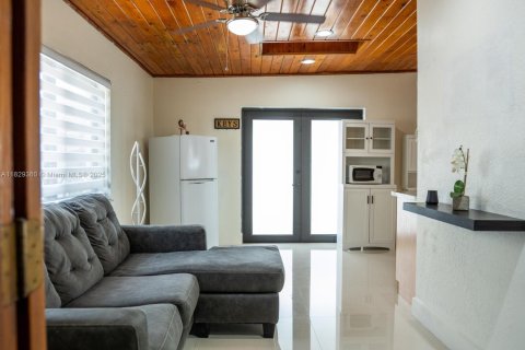 House in Miami, Florida 3 bedrooms, 180.88 sq.m. № 1807590 - photo 16