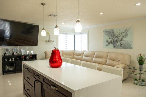 House in Miami, Florida 3 bedrooms, 180.88 sq.m. № 1807590 - photo 7