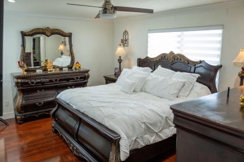 House in Miami, Florida 3 bedrooms, 180.88 sq.m. № 1807590 - photo 10