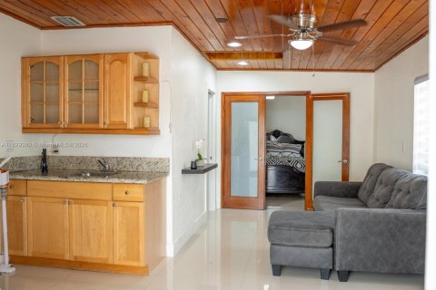 House in Miami, Florida 3 bedrooms, 180.88 sq.m. № 1807590 - photo 15