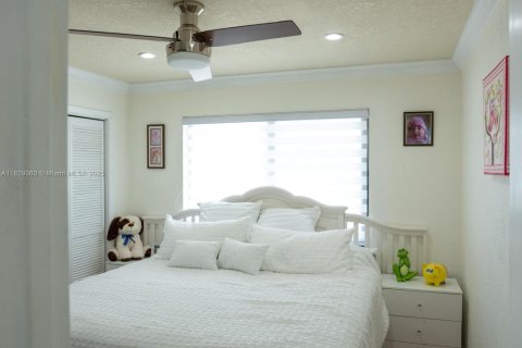 House in Miami, Florida 3 bedrooms, 180.88 sq.m. № 1807590 - photo 8