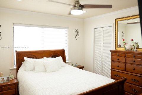 House in Miami, Florida 3 bedrooms, 180.88 sq.m. № 1807590 - photo 9