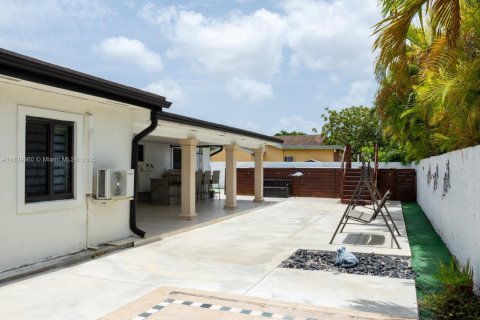 House in Miami, Florida 3 bedrooms, 180.88 sq.m. № 1807590 - photo 20