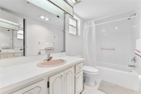 Condo in Pompano Beach, Florida, 1 bedroom  № 2068781 - photo 12