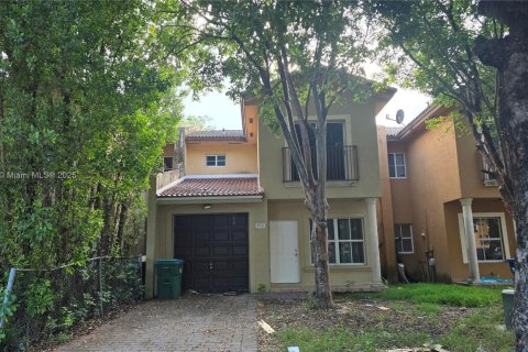 Townhouse in Florida City, Florida 3 bedrooms, 141.86 sq.m. № 1892201 - photo 1