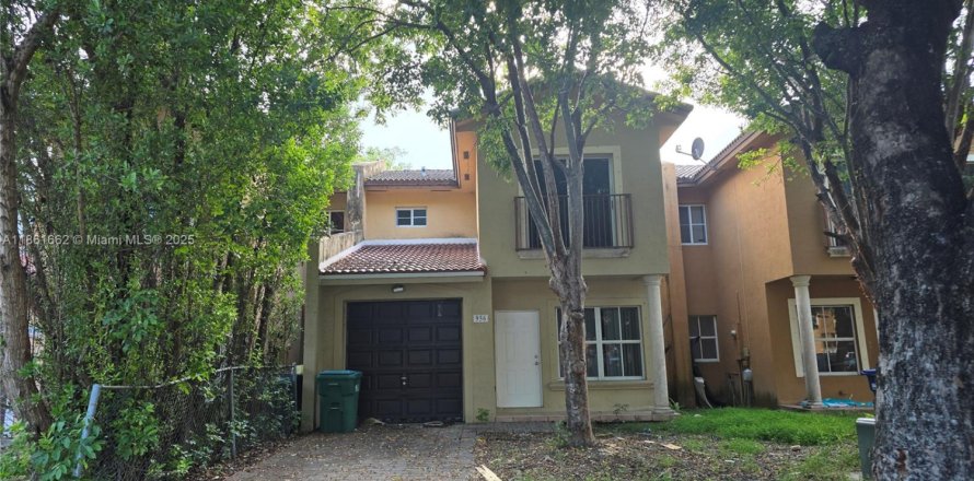 Townhouse in Florida City, Florida 3 bedrooms, 141.86 sq.m. № 1892201
