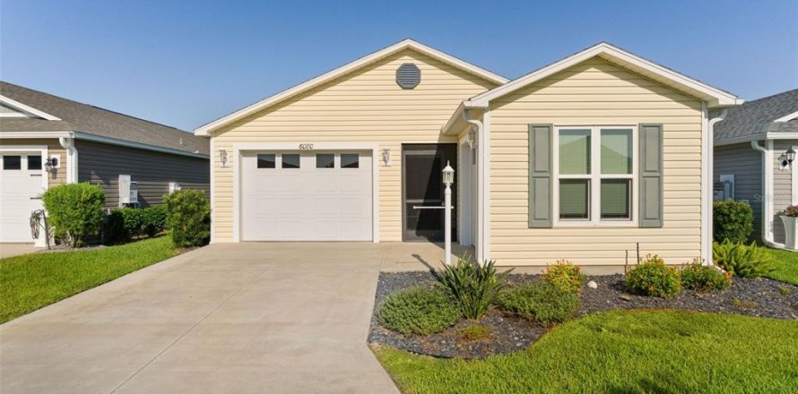 House in The Villages, Florida 2 bedrooms, 117.61 sq.m. № 2220699