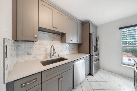 Condominio en alquiler en Miami Beach, Florida, 2 dormitorios, 77.02 m2 № 2021006 - foto 7