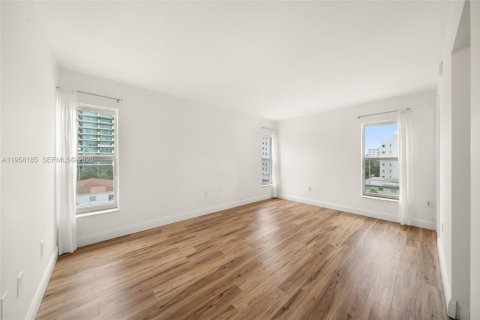 Condominio en alquiler en Miami Beach, Florida, 2 dormitorios, 77.02 m2 № 2021006 - foto 11