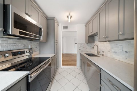 Condominio en alquiler en Miami Beach, Florida, 2 dormitorios, 77.02 m2 № 2021006 - foto 5
