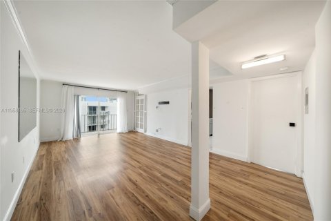 Condominio en alquiler en Miami Beach, Florida, 2 dormitorios, 77.02 m2 № 2021006 - foto 3