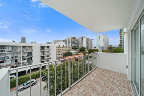 Condominio en alquiler en Miami Beach, Florida, 2 dormitorios, 77.02 m2 № 2021006 - foto 19