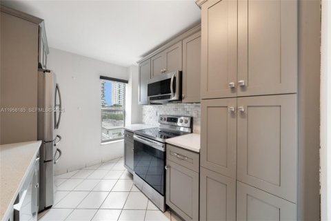 Condominio en alquiler en Miami Beach, Florida, 2 dormitorios, 77.02 m2 № 2021006 - foto 6