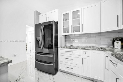 House in Miami, Florida 4 bedrooms, 191.19 sq.m. № 1864794 - photo 11