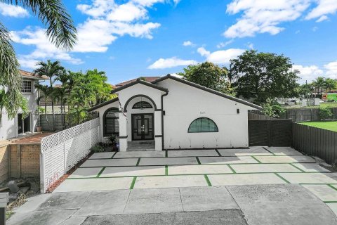 House in Miami, Florida 4 bedrooms, 191.19 sq.m. № 1864794 - photo 5