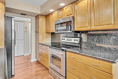 Condo in Pembroke Pines, Florida, 2 bedrooms  № 1365353 - photo 10