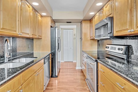Condo in Pembroke Pines, Florida, 2 bedrooms  № 1365353 - photo 11