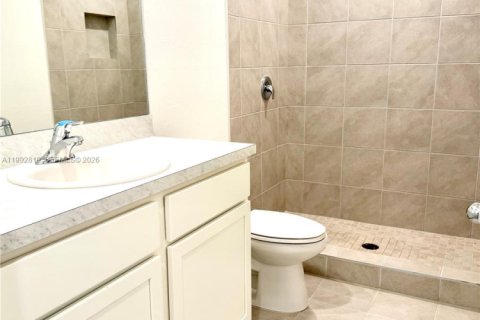 Townhouse in Florida City, Florida 3 bedrooms, 128.39 sq.m. № 2062856 - photo 29