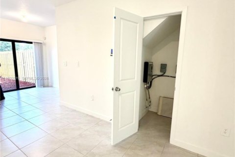 Townhouse in Florida City, Florida 3 bedrooms, 128.39 sq.m. № 2062856 - photo 18