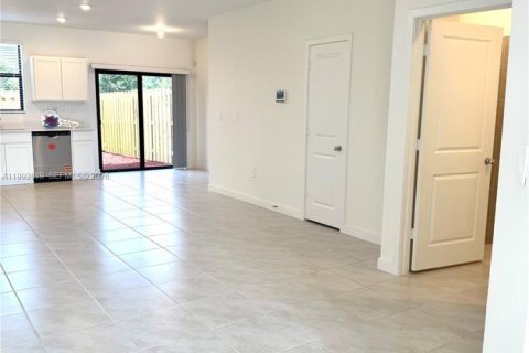 Townhouse in Florida City, Florida 3 bedrooms, 128.39 sq.m. № 2062856 - photo 8