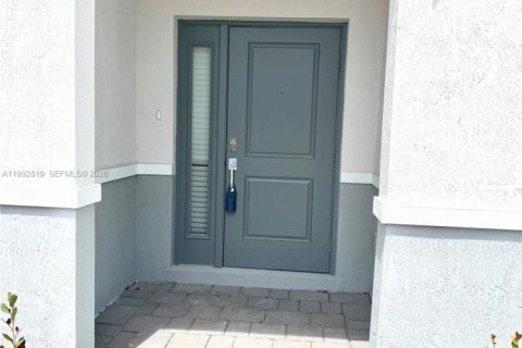 Townhouse in Florida City, Florida 3 bedrooms, 128.39 sq.m. № 2062856 - photo 5