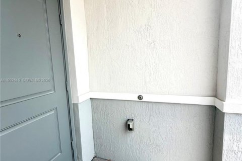 Townhouse in Florida City, Florida 3 bedrooms, 128.39 sq.m. № 2062856 - photo 4