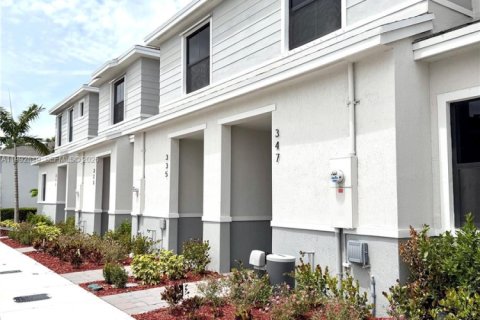 Townhouse in Florida City, Florida 3 bedrooms, 128.39 sq.m. № 2062856 - photo 2