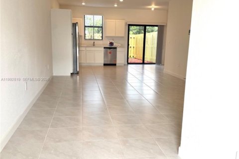 Townhouse in Florida City, Florida 3 bedrooms, 128.39 sq.m. № 2062856 - photo 7