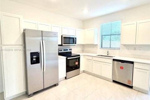 Townhouse in Florida City, Florida 3 bedrooms, 128.39 sq.m. № 2062856 - photo 15