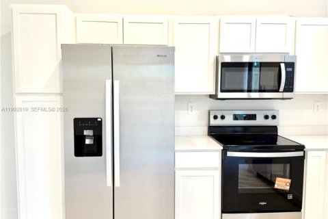 Townhouse in Florida City, Florida 3 bedrooms, 128.39 sq.m. № 2062856 - photo 16