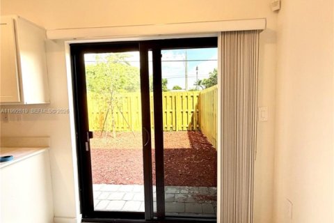 Townhouse in Florida City, Florida 3 bedrooms, 128.39 sq.m. № 2062856 - photo 22