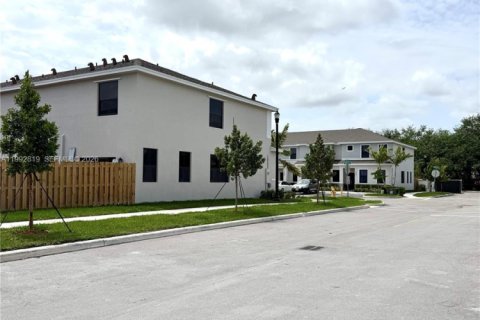 Townhouse in Florida City, Florida 3 bedrooms, 128.39 sq.m. № 2062856 - photo 3