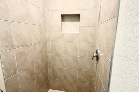 Townhouse in Florida City, Florida 3 bedrooms, 128.39 sq.m. № 2062856 - photo 12