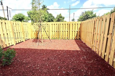 Townhouse in Florida City, Florida 3 bedrooms, 128.39 sq.m. № 2062856 - photo 20