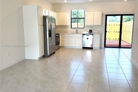 Townhouse in Florida City, Florida 3 bedrooms, 128.39 sq.m. № 2062856 - photo 17