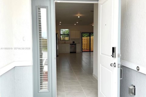 Townhouse in Florida City, Florida 3 bedrooms, 128.39 sq.m. № 2062856 - photo 6