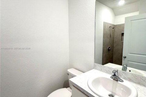 Townhouse in Florida City, Florida 3 bedrooms, 128.39 sq.m. № 2062856 - photo 11