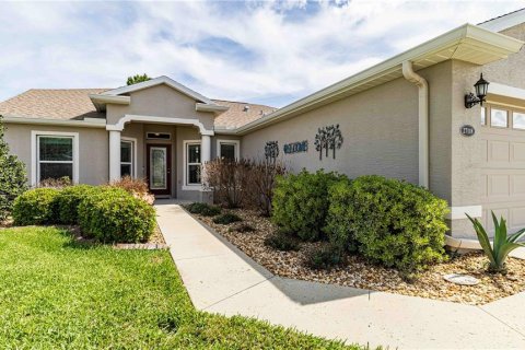 House in Leesburg, Florida 3 bedrooms, 159.14 sq.m. № 2110313