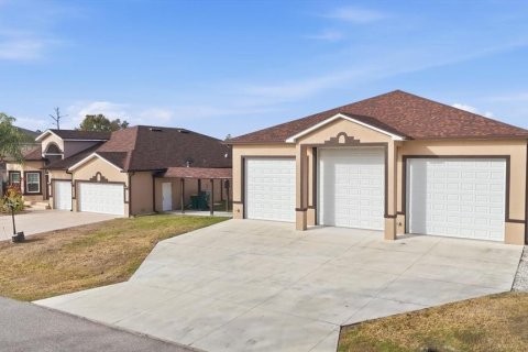 House in Port Charlotte, Florida 4 bedrooms, 233.37 sq.m. № 2420383 - photo 7