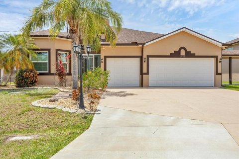 House in Port Charlotte, Florida 4 bedrooms, 233.37 sq.m. № 2420383 - photo 2